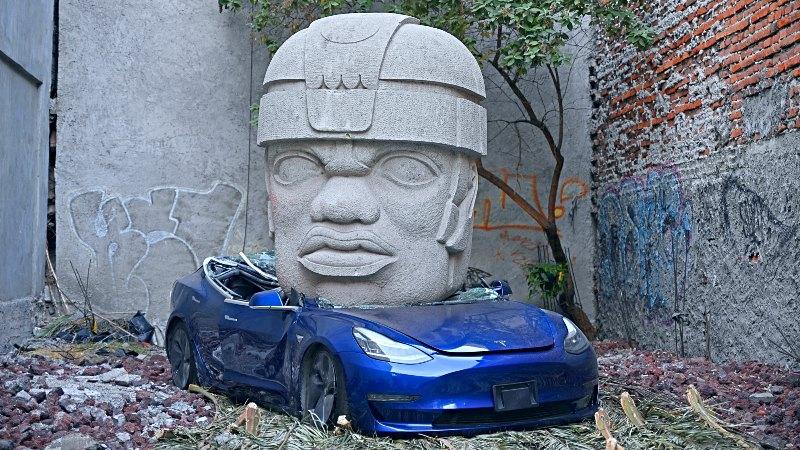 Tesla arte urbano México