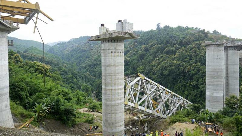 India: mueren 22 personas tras derrumbe de puente ferroviario en construcción