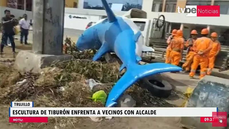 Trujillo vecinos escultura de tiburón parque