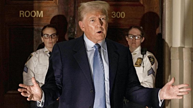 Trump respondiendo a la prensa después de salir de la última sesión de la corte en New York