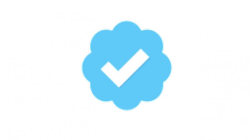 La red social X restablece gratuitamente la insignia azul de verificación