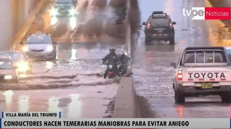 bypass quedó inundado tras fuerte llovizna en Villa María del Triunfo