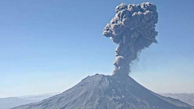 Volcán Ubinas registró cinco explosiones en la última semana y mantiene una tendencia moderada