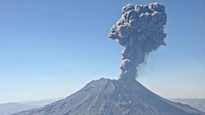 Volcán Ubinas registra nuevas explosiones con expulsión de cenizas y gases 