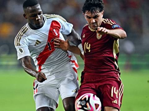 paolo guerrero  orejas perú venezuela 