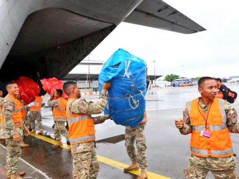El ministro de Defensa, Walter Astudillo, transporta la ayuda humanitaria y medicinas del GORE Ucayali. (Foto: Mindef)