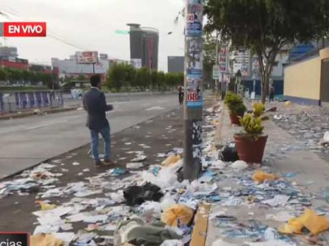Mediante las imágenes de TVPerú Noticias, se puede observar que las calles lucen repletas de basura y papeles, los cuales en su mayoría son publicidad electoral utilizada previo al evento