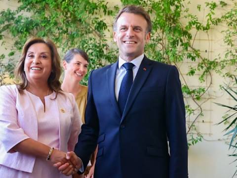 dina boluarte francia Macron 