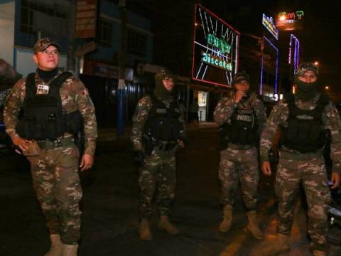 Más de 200 efectivos de la PNP y Fuerzas Armadas realizaron intervenciones en locales nocturnos de San Juan de Lurigancho y Santa Anita.