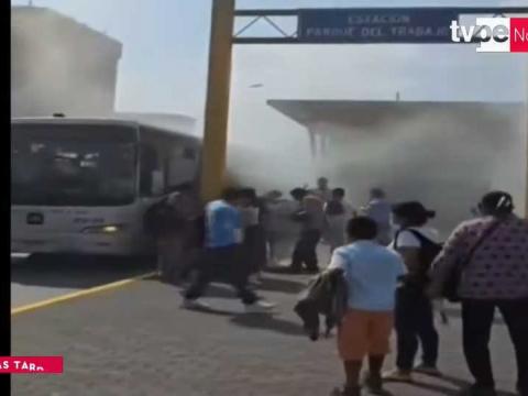 San Martín de Porres: bus del Metropolitano incendio