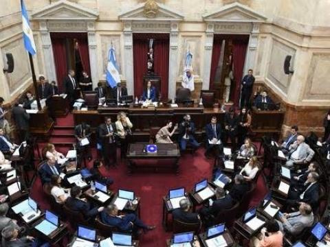 Los senadores de Argentina aumentaron sus salarios un 170% en plena crisis