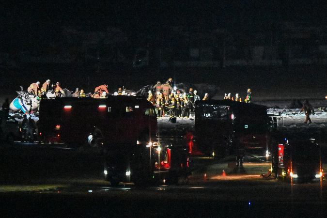Bomberos en el aeropuerto de Tokio Haneda