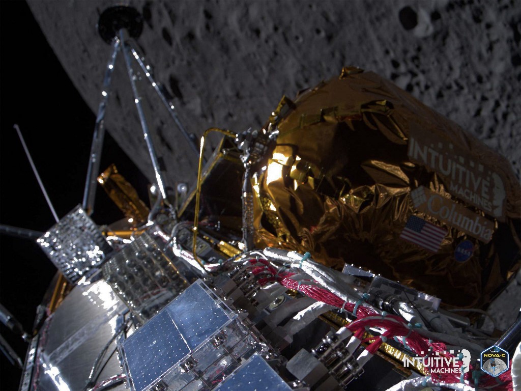 En esta foto cortesía de Intuitive Machines, Odiseo pasa sobre el lado cercano de la Luna siguiendo la órbita lunar durante la misión IM-1 el 21 de febrero de 2024