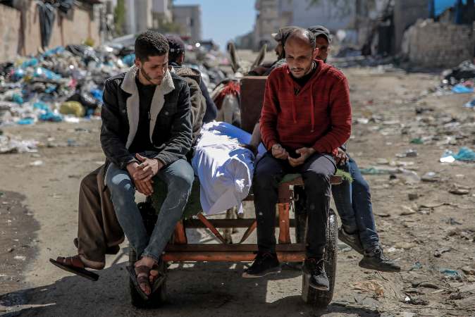 Pobladores  trasladando cuerpo   de victima de disparos israelíes 