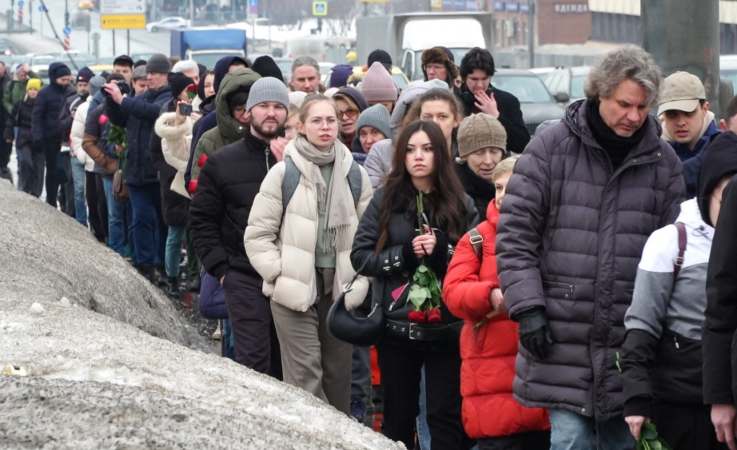 Personas en procesión al funeral de Nalvani 