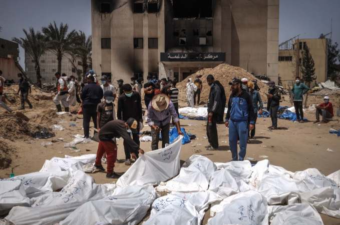 Fosas en hospital de Gaza 