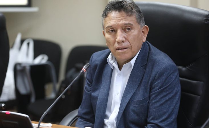 Funcionario Alcides Villafuerte 
