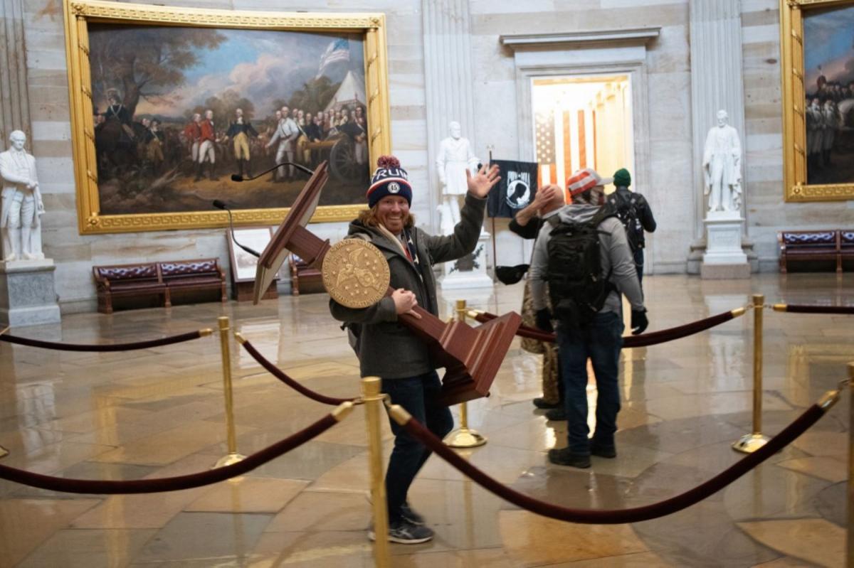  El 6 de  enero del 2021  el Capitolio fue atacado por una turba que desconocía la victoria de Joe Biden