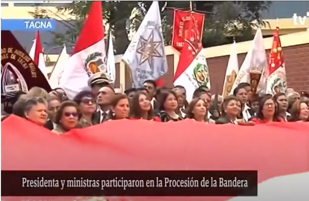 Presidenta Boluarte en procesión de la bandera 