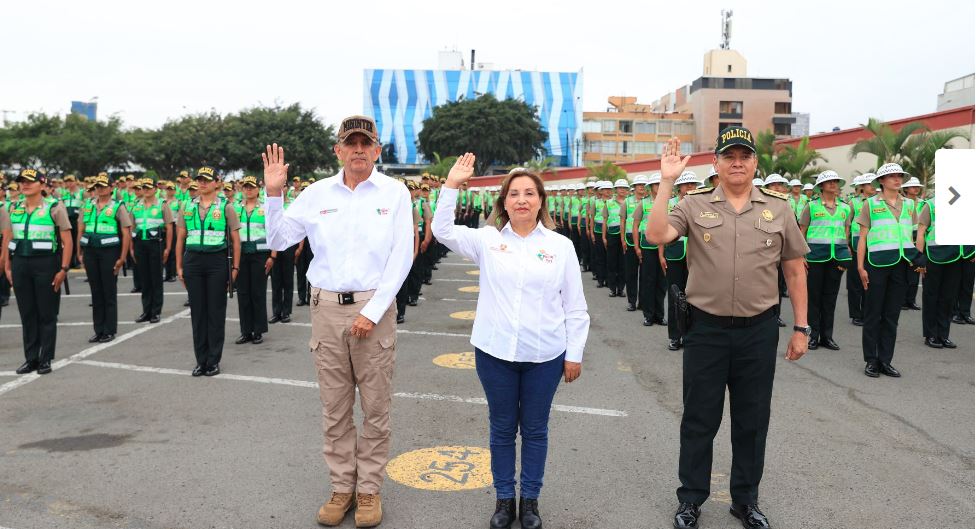 Dina Boluarte policías patrullaje
