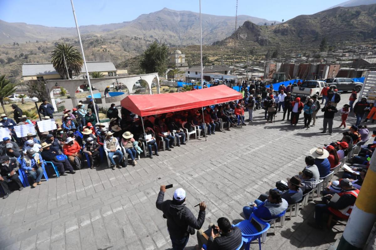 Volcán Ubinas: ministra de Transportes llevó ayuda humanitaria ante eventual evacuación  