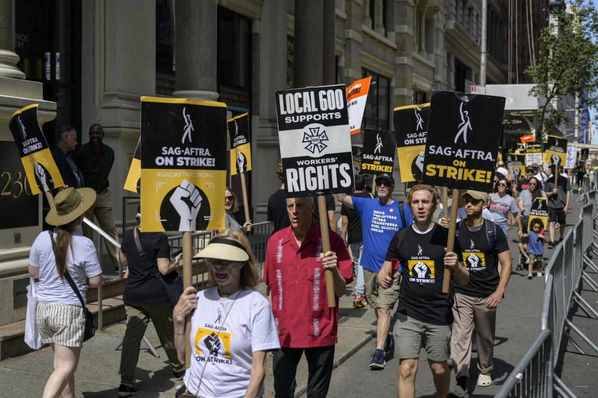 Sindicato de actores protestan en Hollywood