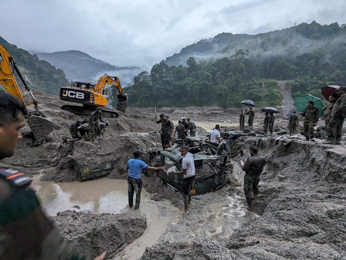 INDIA: Ciudadanos y personal de rescate buscando sobrevivientes