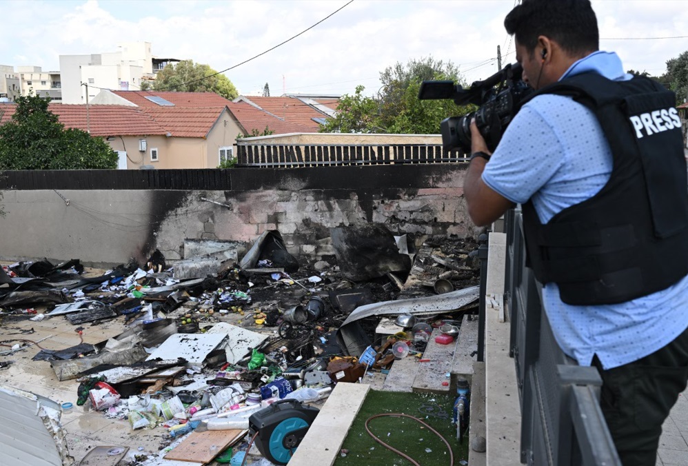 Periodista en Gaza con el chaleco y la palabra "Press", que significa Prensa.