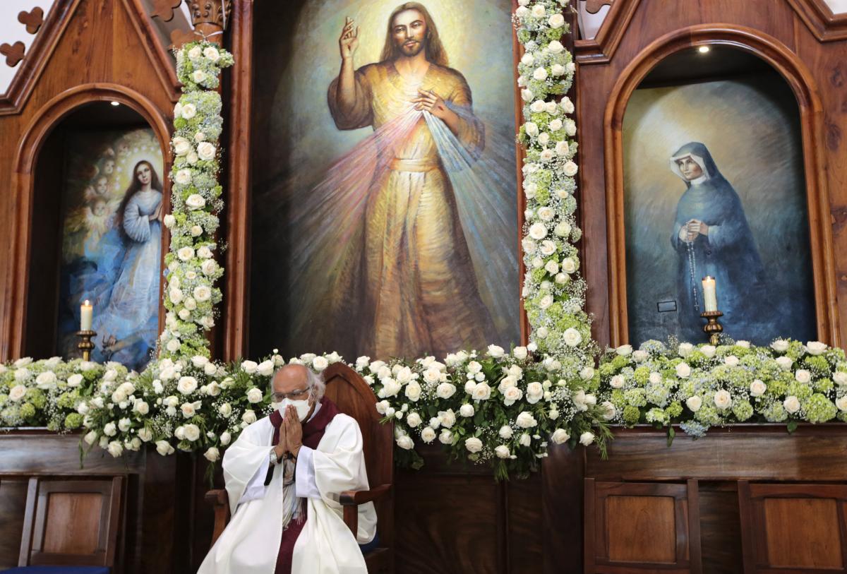 El cardenal nicaragüense Leopoldo Brenes ora durante una misa en Managua. La comunidad religiosa se ha visto afectada por el cierre de muchas ONGs. Foto: AFP.