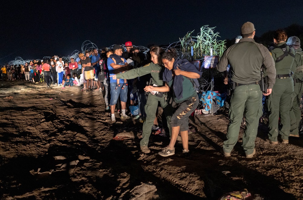 Venezolanos pasando masivamente el Alambre de Seguridad