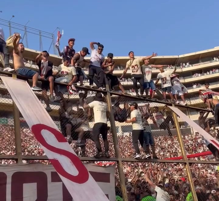 Hinchada de Universitario celebrando la copa.