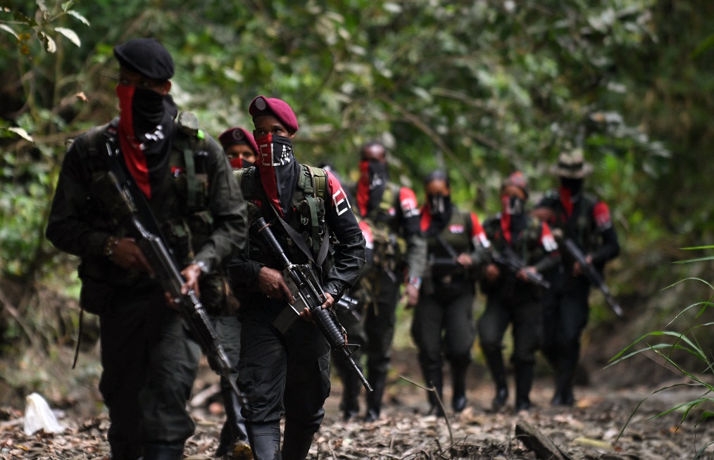Rebeldes de la guerrilla del ELN fotografiados patrullando en el río Baudo en la provincia de  Choco hace 1 semana.