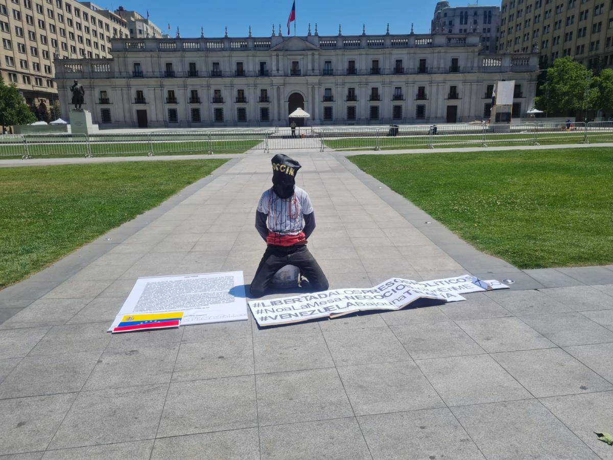 OJEDA FRENTE AL PALACIO PRESIDENCIAL