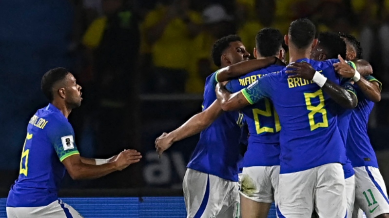 Equipo de Brasil celebrando el primer gol ante Colombia. Foto: AFP.