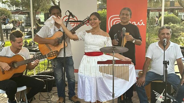 (Músicos peruanos con instrumentos típicos animando el evento gastronómico en Grecia. Foto: Ministerio de relaciones exteriores)