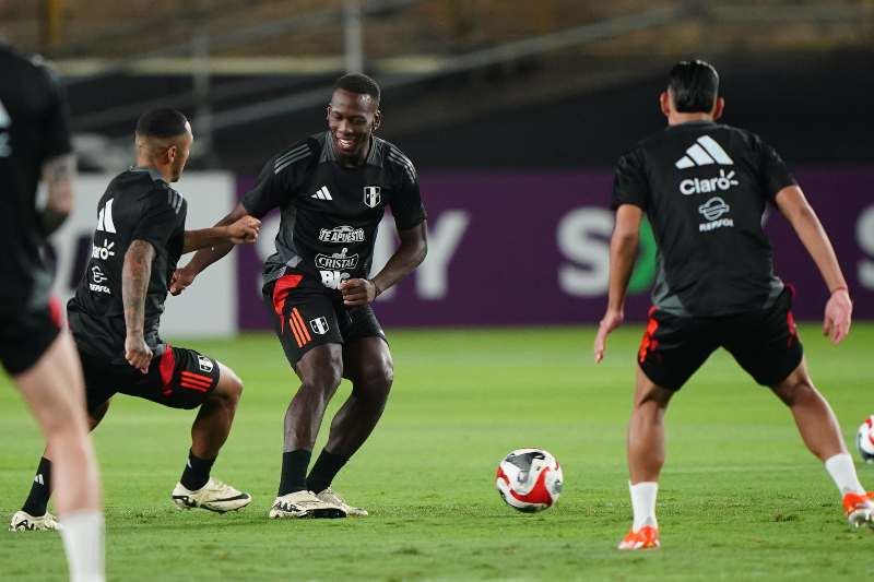 LUIS ADVÍNCULA - SELECCIÓN PERUANA