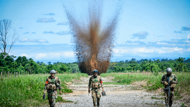 Agentes policiales antidrogas destruyendo pistas de aterrizaje de narcoaviones